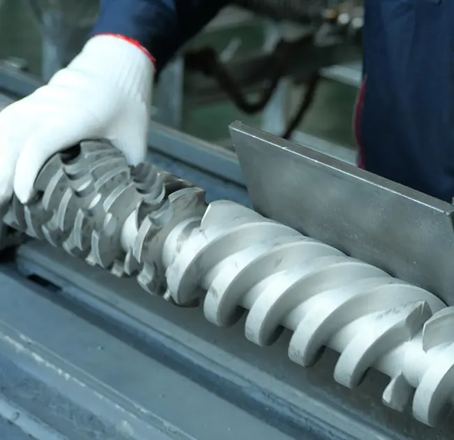 Firwat schéngen schwaarz Linnen ëmmer erëm am Extruder? Dësen Artikel léiert Iech wéi Dir séier feststellt ob et duerch e Problem mam Faass oder Schraube verursaacht gëtt.